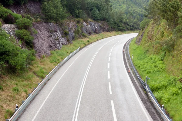 Autostrada attraverso le montagne — Foto Stock