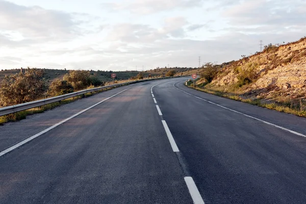 Пустое шоссе на закате против пейзажа — стоковое фото