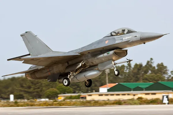 MONTE REAL, PORTUGAL-APRIL 7: F16 Portuguese taking off. Participating in R — Stock Photo, Image