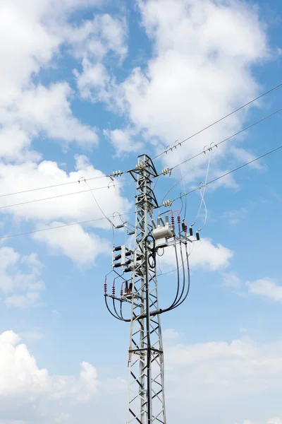 Elektrische pyloon met transformator — Stockfoto