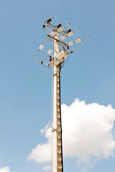 Elektrický stožár s transformátorem — Stock fotografie