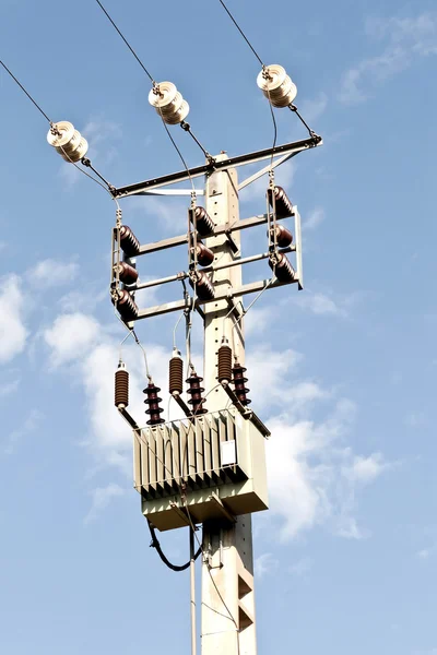 Elektriska pylon med transformator — Stockfoto