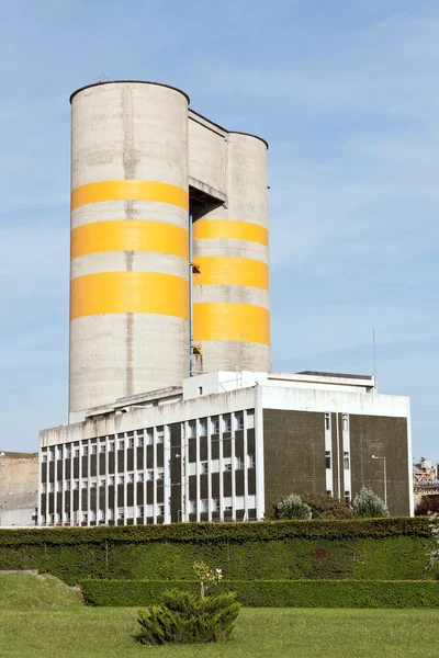 Bouw en belangrijkste verwerking silo's van een concrete fabriek — Stockfoto