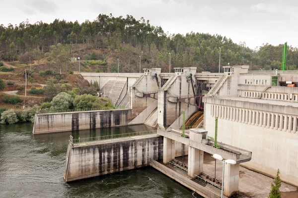 Pequeña central hidroeléctrica, en portugal, contra los bosques — Foto de Stock