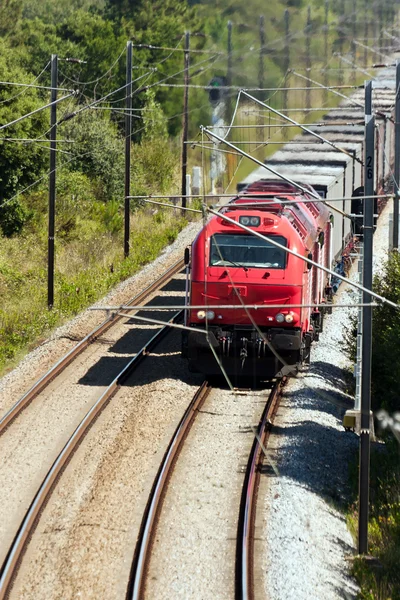Tren de carga que pasa con algunos vagones de mercancías, en Portugal — Foto de Stock