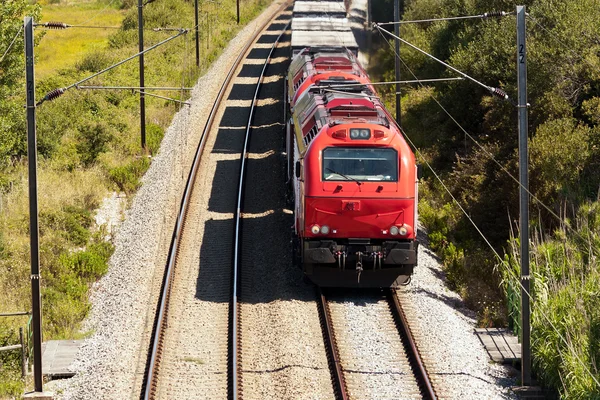 รถไฟขนส่งสินค้าผ่านกับรถบรรทุกสินค้าบางส่วนในโปรตุเกส — ภาพถ่ายสต็อก
