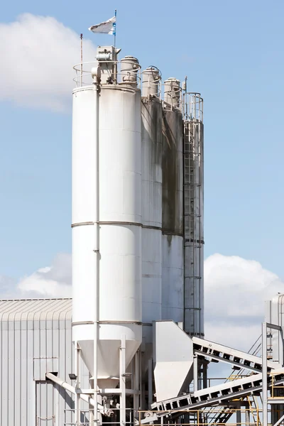 Silos de processamento principal de uma fábrica de concreto — Fotografia de Stock