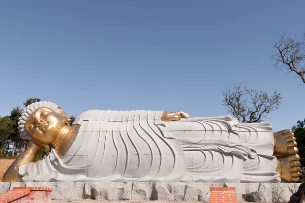 Ogromny posąg Buddy, leżącego na skale — Zdjęcie stockowe
