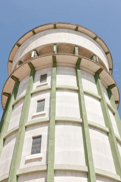 Rundy zegarek tower oglądane z dołu w Portugalii — Zdjęcie stockowe