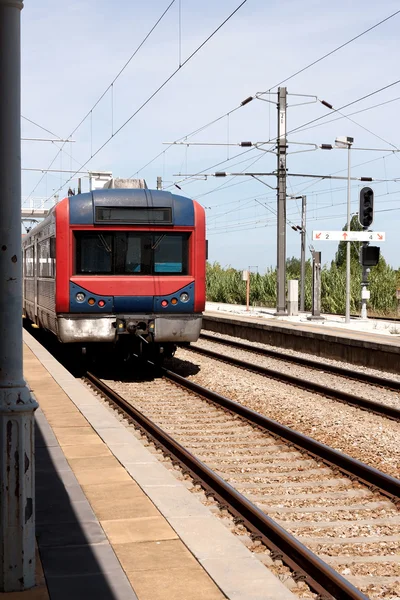 Passanger train stopped at empty portuguese station — Stock Photo, Image