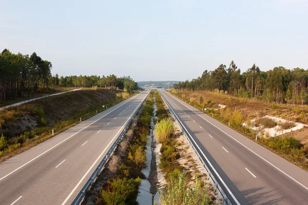 Powyżej widok podwójnego pasa autostrady w Portugalii — Zdjęcie stockowe
