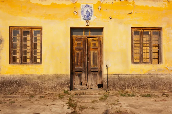 Желтый старый фасад — стоковое фото