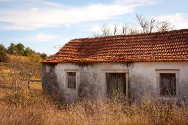 terk edilmiş kırsal ev