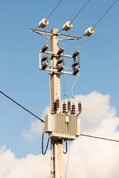 Pylon de média tensão com transformador — Fotografia de Stock