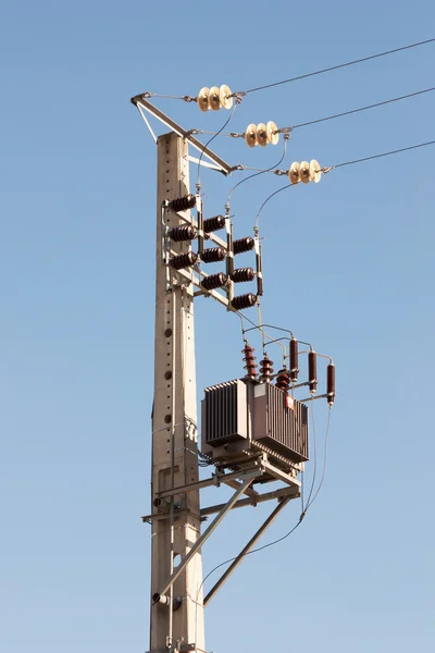 Elektriska pylon med transformator — Stockfoto