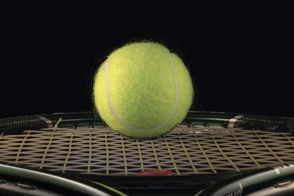 Labda és tenisz ütő — Stock Fotó