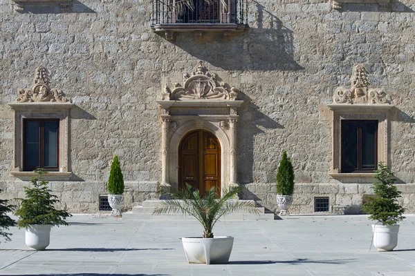 Вхід до верховного архієпископства палацу в Алькала-де-Енарес — стокове фото