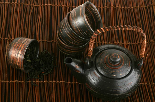 Kahverengi zemin üzerine yeşil çay ile çay seti — Stok fotoğraf
