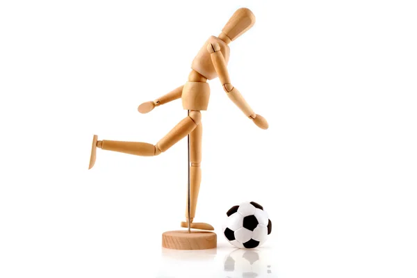 Um modelo de madeira é o futebol em um fundo branco — Fotografia de Stock