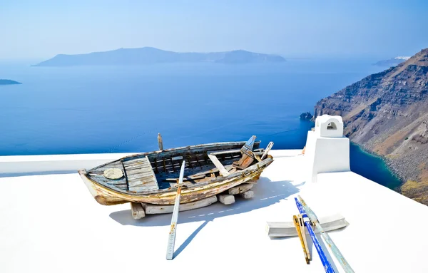 Boot auf einem Hausdach — Stockfoto