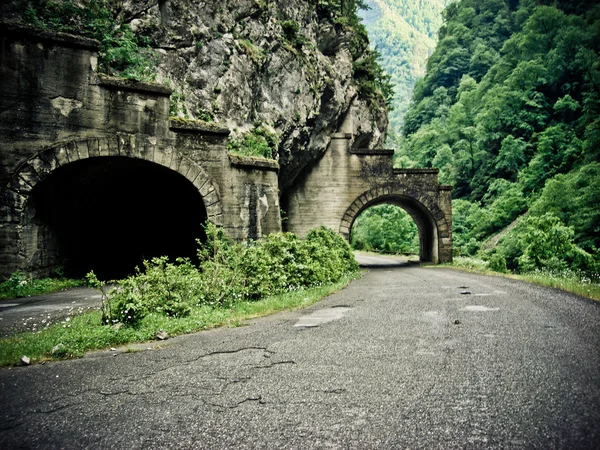 Тоннель на горной дороге — стоковое фото