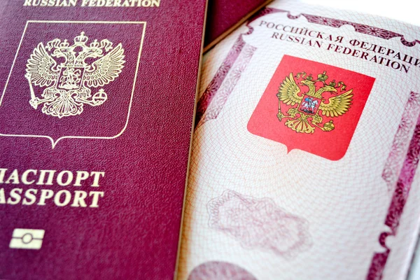 Cobertura e o passaporte aberto — Fotografia de Stock