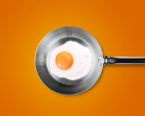 Смажене яйце на сковороді — стокове фото