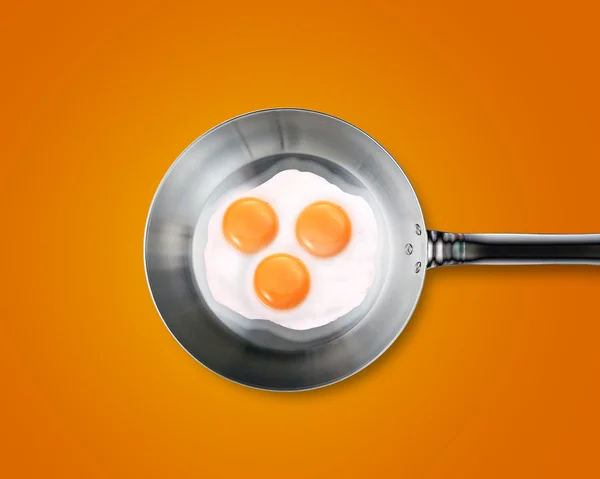 Три смажені яйця на сковороді — стокове фото