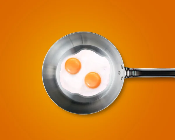 在平底锅两个煎的鸡蛋 — 图库照片