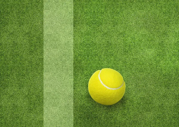 Balle de tennis à côté de la ligne de court . — Photo