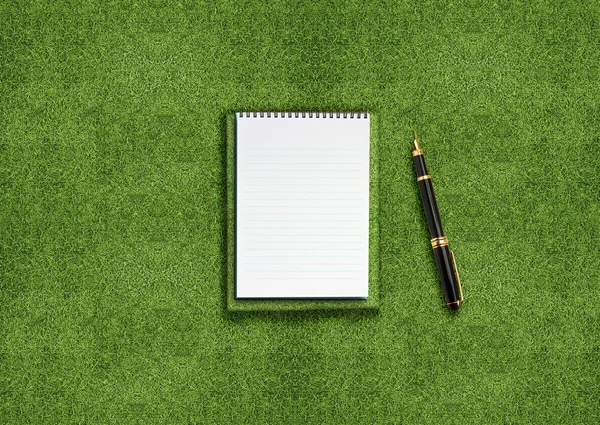 Leeres Notizbuch auf Gras — Stockfoto