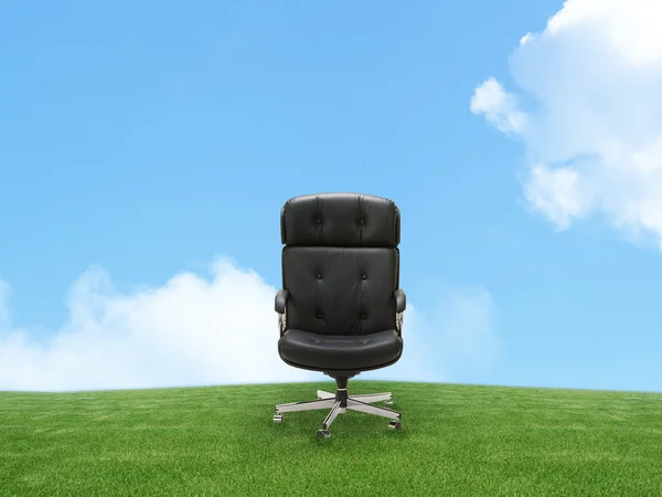 Зовнішнє крісло на зеленій землі — стокове фото