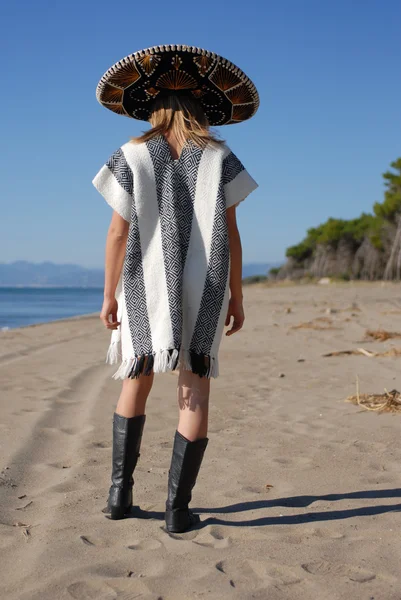 Chica mexicana en la playa — Foto de Stock
