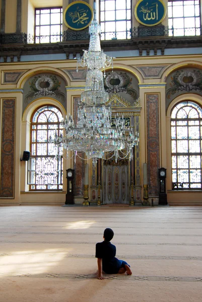 Child in Istanbul mosque — Stock Photo, Image