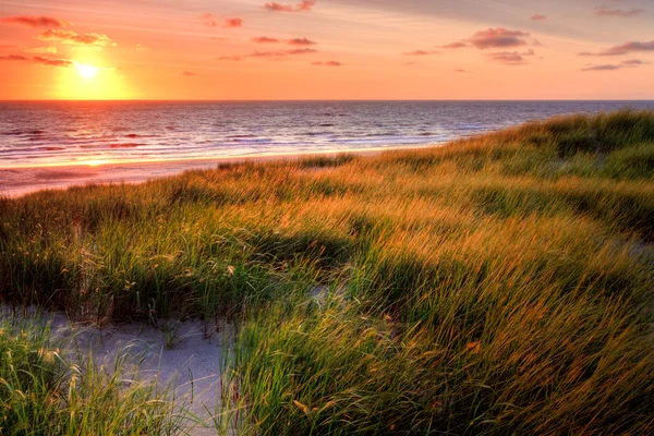 Mare con dune di sabbia al tramonto — Foto Stock