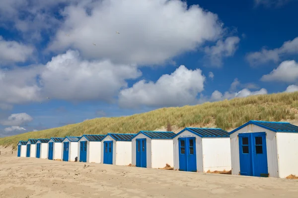 Uma fila de cabanas na praia — Fotografia de Stock
