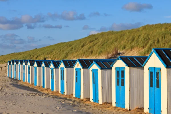 Een rij van hutten op het strand — Stockfoto