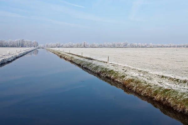 Canal in a white winter landscape — Stock Photo, Image