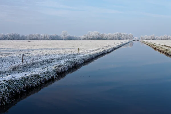 Canal en un paisaje blanco de invierno —  Fotos de Stock