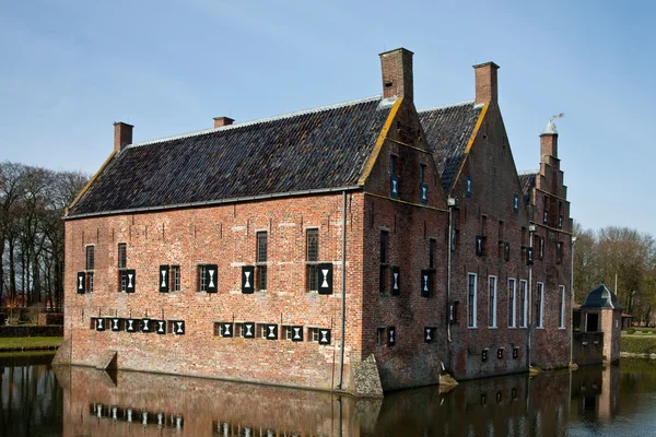 Antigua mansión medieval con defensa del agua —  Fotos de Stock
