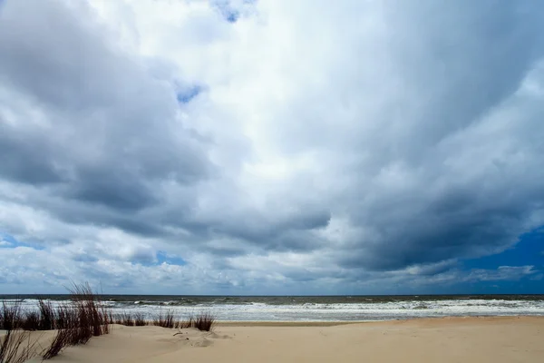 Nubes de lluvia oscura sobre el océano —  Fotos de Stock