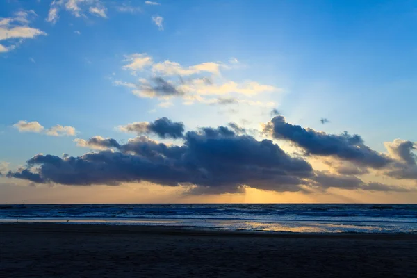 Krásný západ slunce v oceánu — Stock fotografie