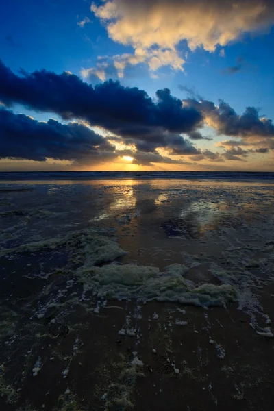Beau coucher de soleil dans l'océan — Photo