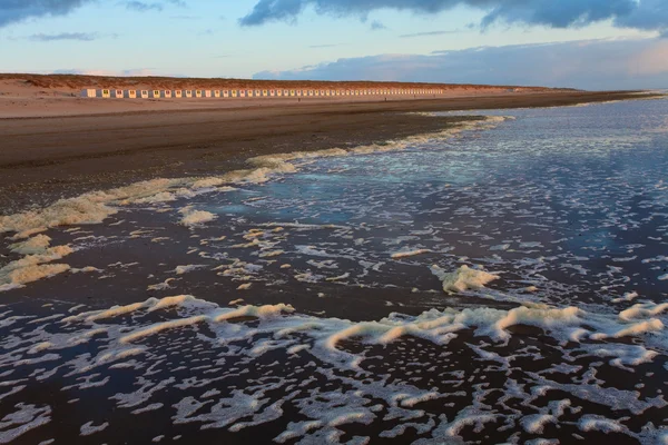 Піщані дюни з каютами на пляжі — стокове фото