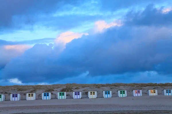 Dunas de areia com cabines na praia — Fotografia de Stock