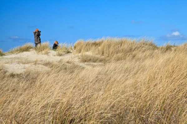 Ženy v písečných dunách na pláži — Stock fotografie