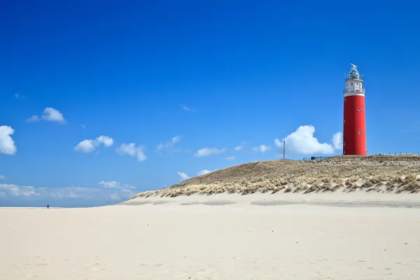 Leuchtturm in den Dünen am Strand Stockfoto