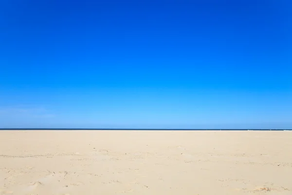 A kék clear sky beach és az ocean — Stock Fotó