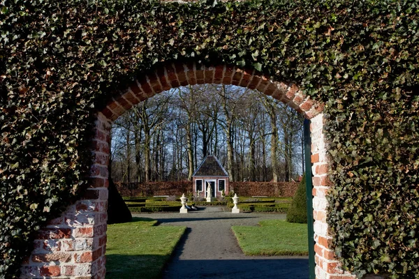 Jardín francés visto a través de una puerta — Foto de Stock