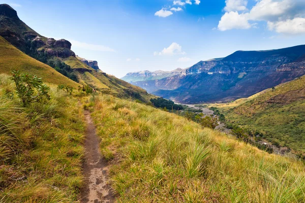 Walking path in a mountain landscape — Stock Photo, Image